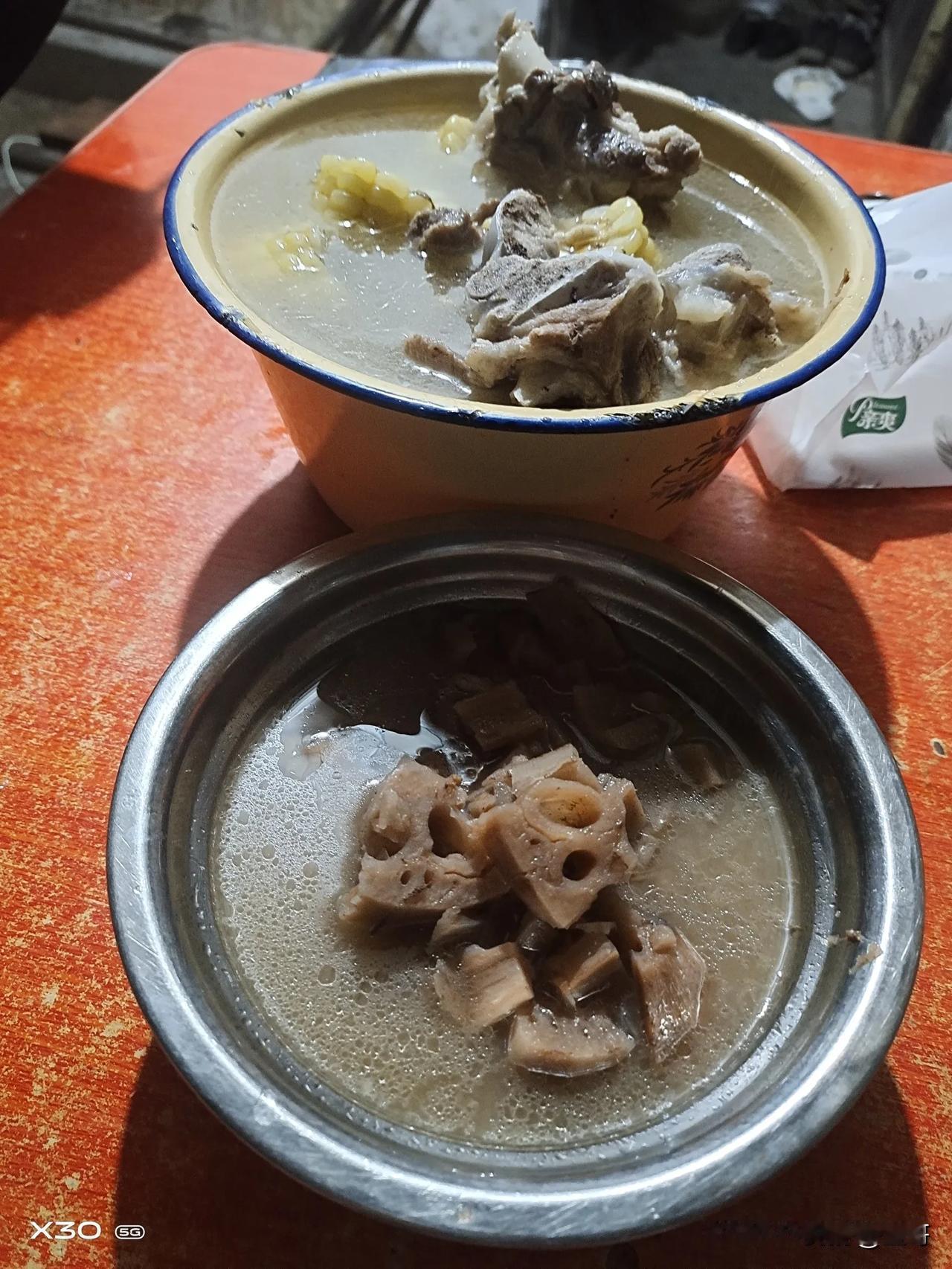 猪脊骨焯水去血沫，加姜片、葱段、少许料酒，冷水下锅大火煮开转小火慢炖1.5小时；