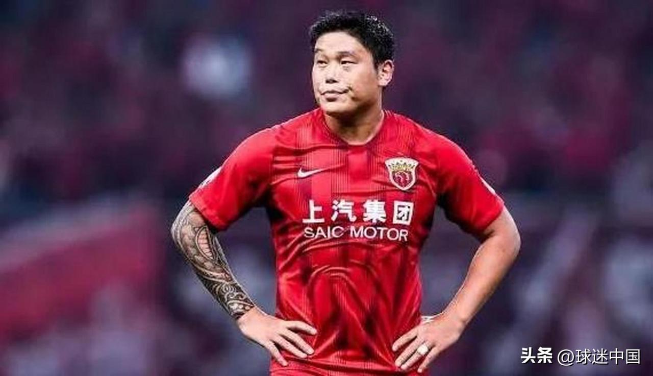 蔡慧康出生满月后，由外公康信德与外婆照料。康信德是上海平四小学足球教练，培养过申