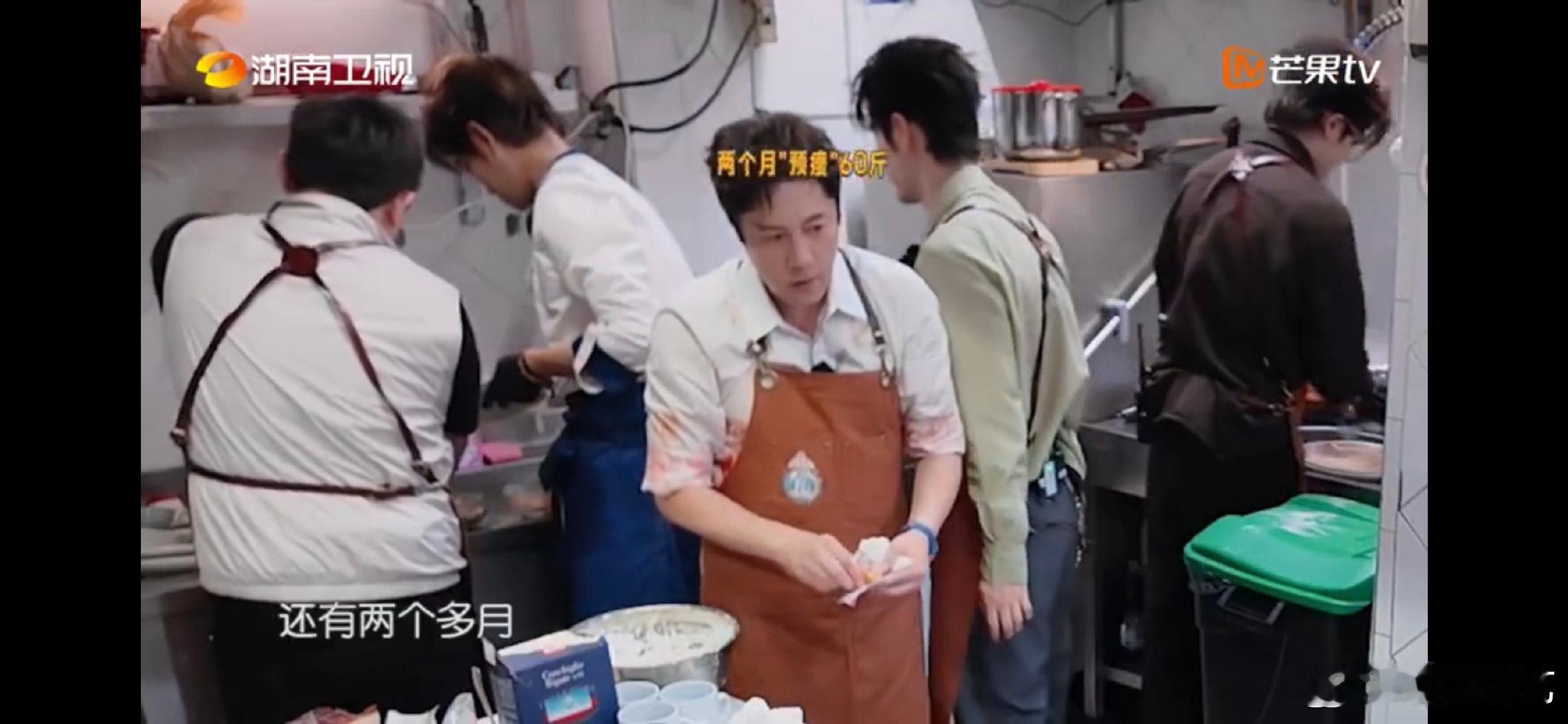张百乔在中餐厅刷碗刷吐了张百乔中餐厅刷碗刷吐了！晓明哥帮他捶背问累不，他还说“不