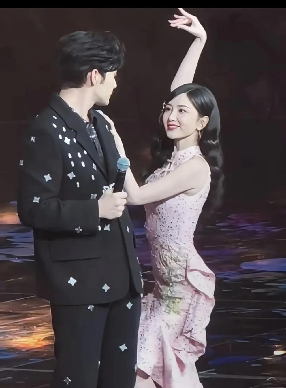 张彬彬毛晓彤这舞，让我真是脚丫尴尬抠出三厅一室。
真不知道现在各种跨年演唱会咋想