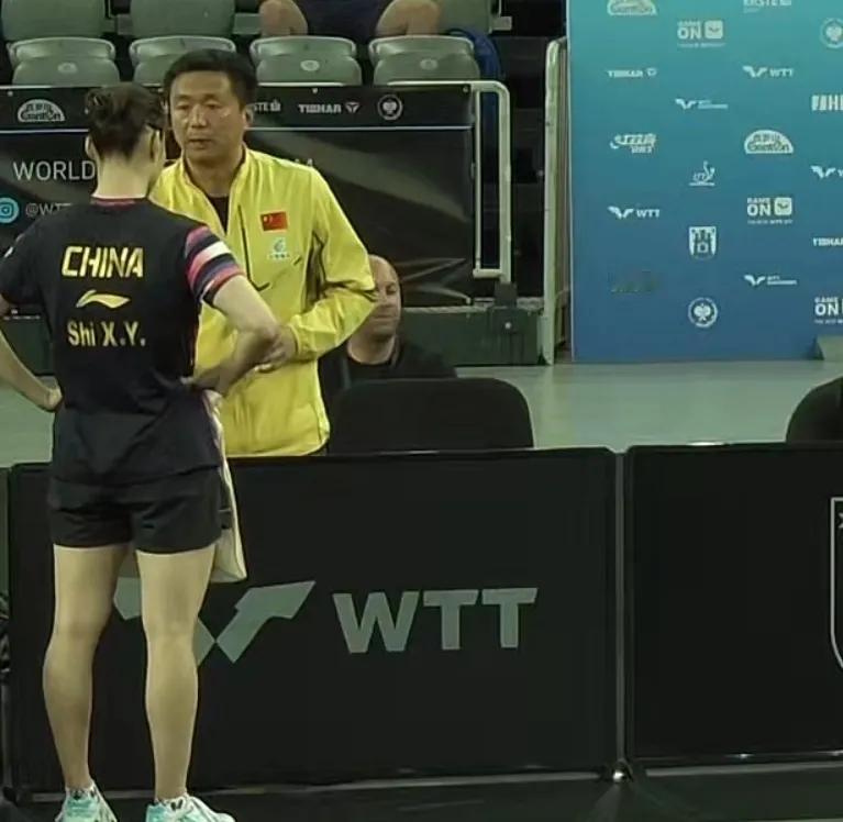 女单半决赛：
石洵瑶2-1长崎美柚
首局，双方比分紧咬，关键分石洵瑶把握不住，9