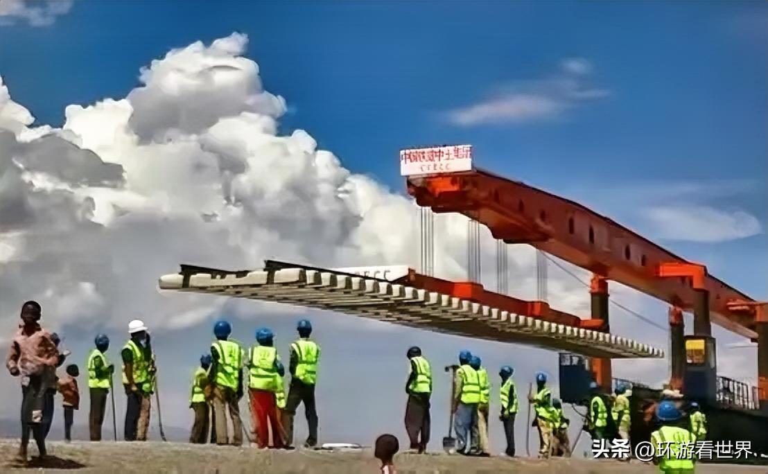 非洲的电网是中国拉的，互联网基站是中国建的，手机也都是中国出的，可当他们打开手机