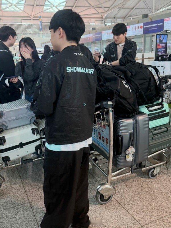 出发香港！网友在仁川机场偶遇DK队员让二追三的DK，我看许哥又要重现辉煌了英雄联