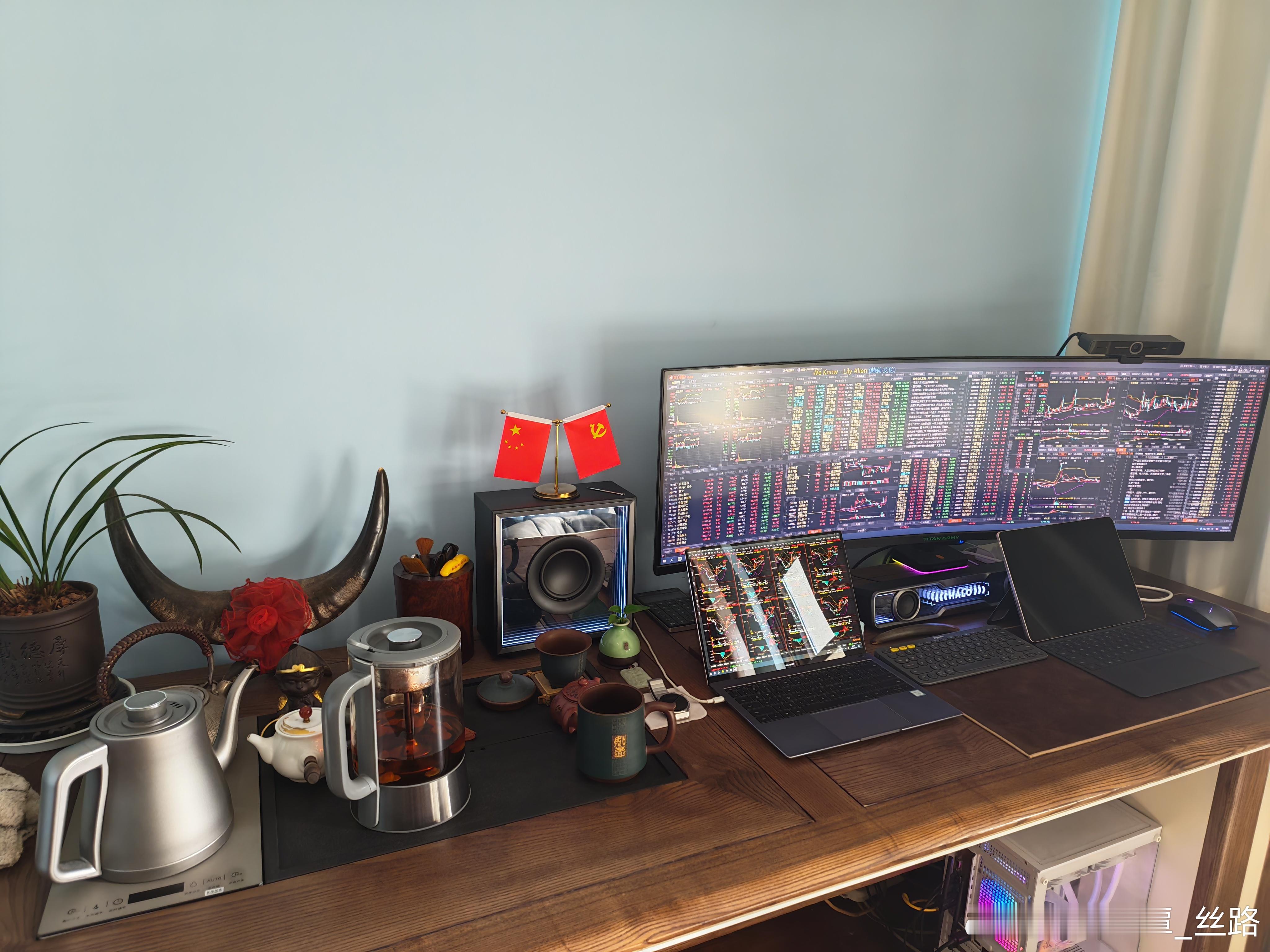 万物可同构，周期必波浪！一方朱印刻骏马，红泥落纸带锋芒；蹄下生风追日月，印里藏着