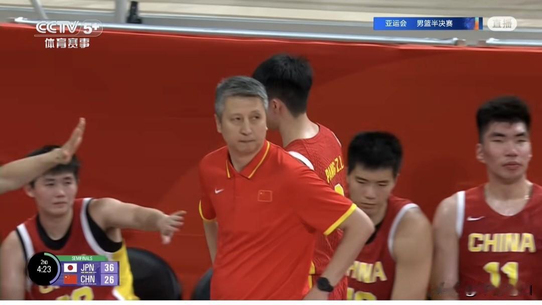 亚运会男篮半决赛半场结束中国男篮30-49落后日本男篮。
北京时间9月18日晚，