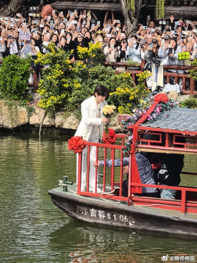 李卿捧花神图 李卿自然捧花无摆拍，眉眼舒展笑意浅浅，白西装配鲜花，干净温柔氛围感