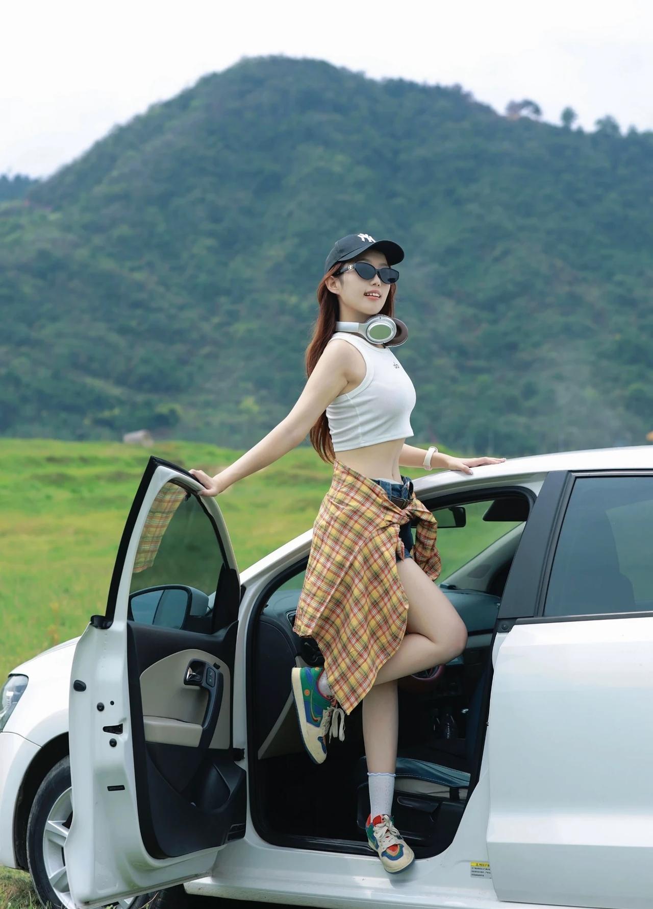 女孩，方向盘在你手里
和你的汽车一起拍照 自在出行的浪漫之选 人和车拍照 年轻都