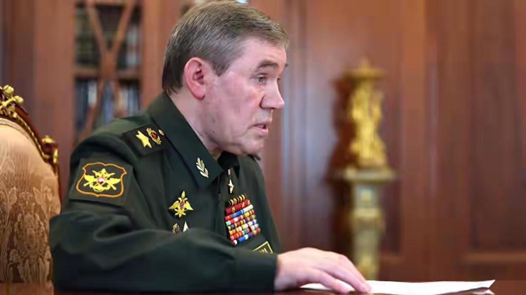 快讯！快讯！
俄总参谋长格拉西莫夫宣称“万人包围”乌军，这份辉煌胜利却被泽连斯基