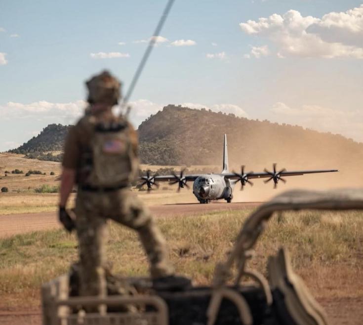 第二名美军飞行员获救细节大概是这样的，弹射落地后按照标准程序，和另一名飞行员分开