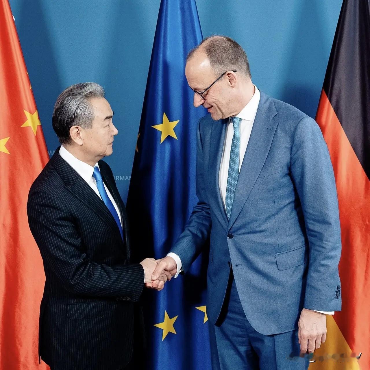 王毅外长面对身高1米98的德国总理默茨，打趣说“你太高了”。

小编想说，身高是