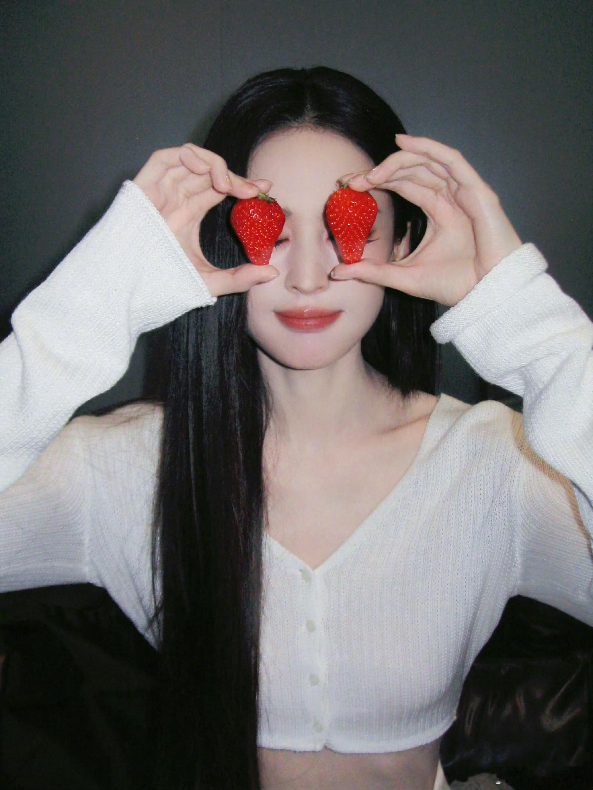 娜扎喂我吃草莓了娜扎520营业照上线这次是喂我们吃草莓哦比草莓还甜的娜扎🍓 