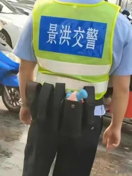 [惊呆][惊呆]重大节日期间，云南景洪的交警全副武装，甚至配枪上岗。
嗯，这期间