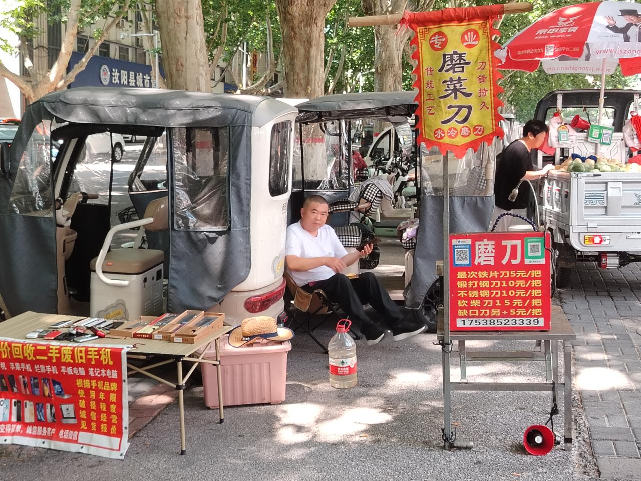 分享一张最近随手拍的照片。汝阳街头磨菜刀