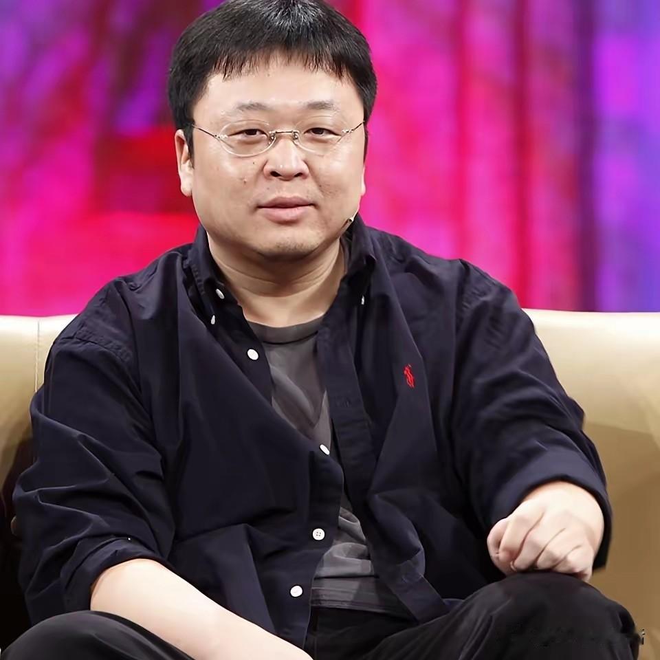 一个个老老实实做实业的老板让他侮辱来污辱去，一个个有头有脸的企业家被他起外号，阴