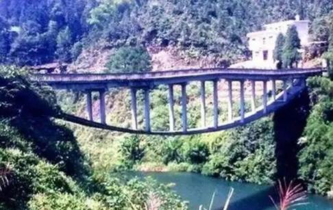 1999年，一位印度桥梁专家看到湖南的淘金桥后，开口嘲笑中国：“中国人造个桥连图