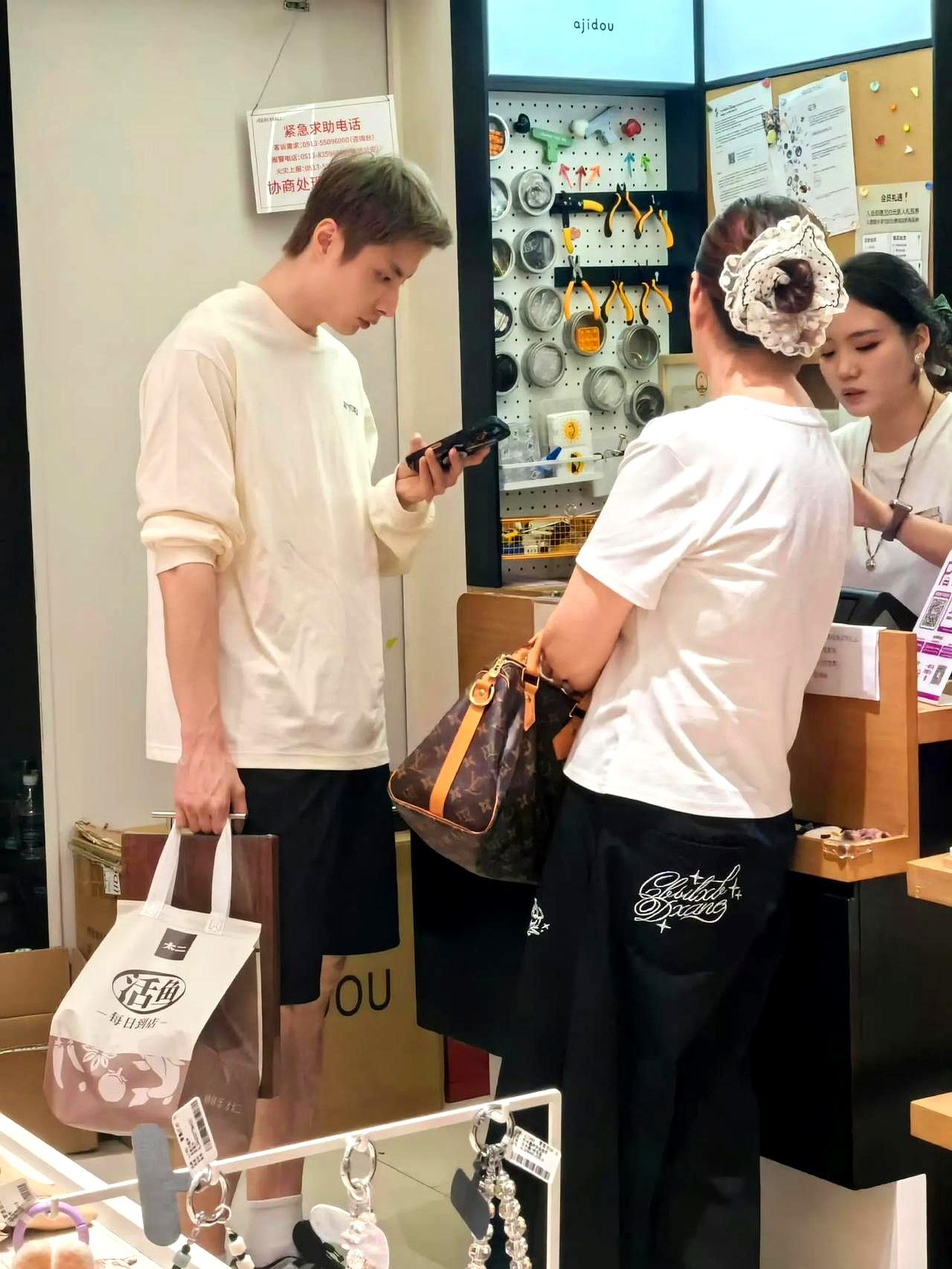 南通街头被偶遇的不是别人，正是石宇奇，陪妈妈轻松逛街，画面很暖，粉丝笑称“世一哥