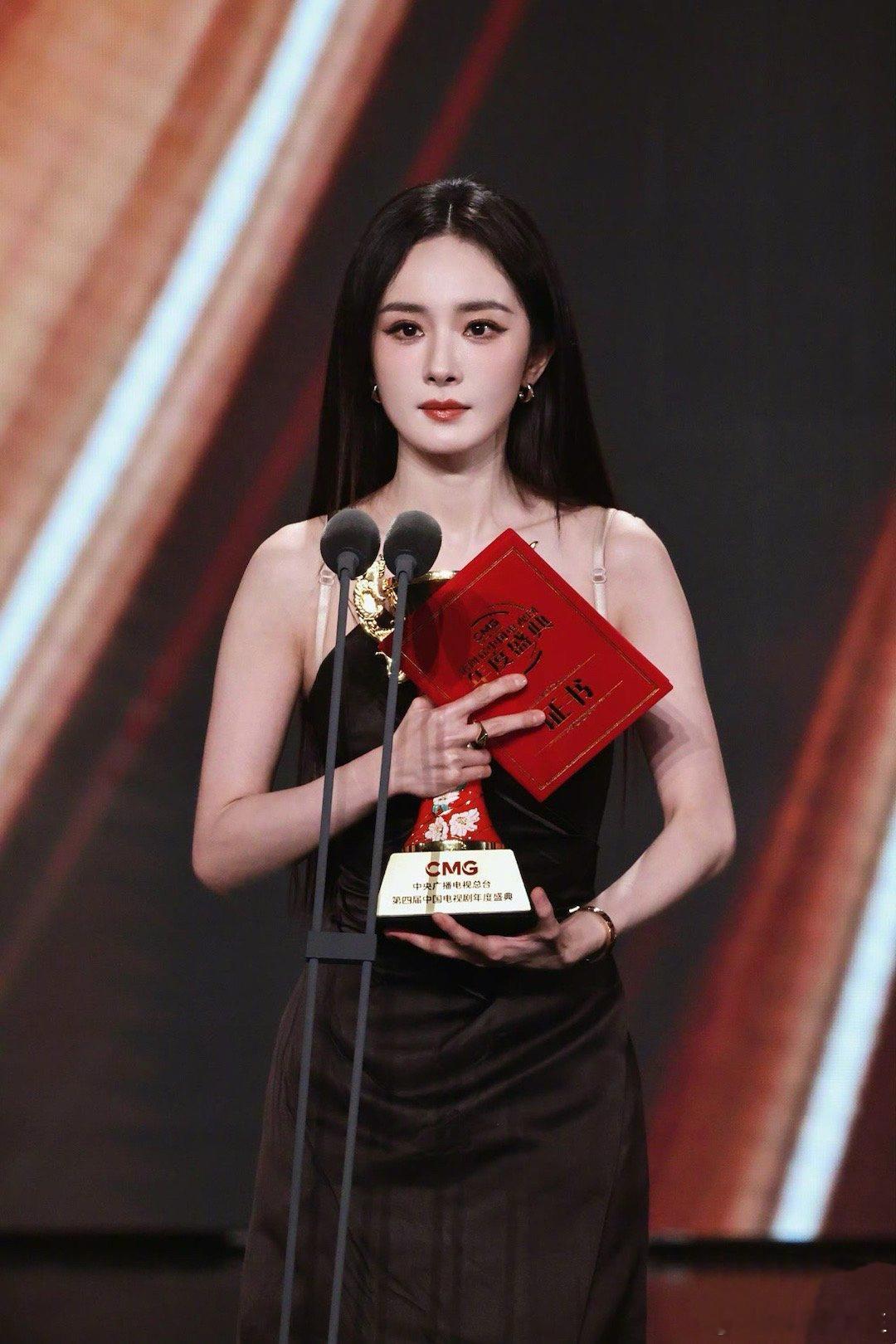 官方确认，杨幂的总台视后，是她继2013年获得金鹰奖后，再度获得的主流视后。 