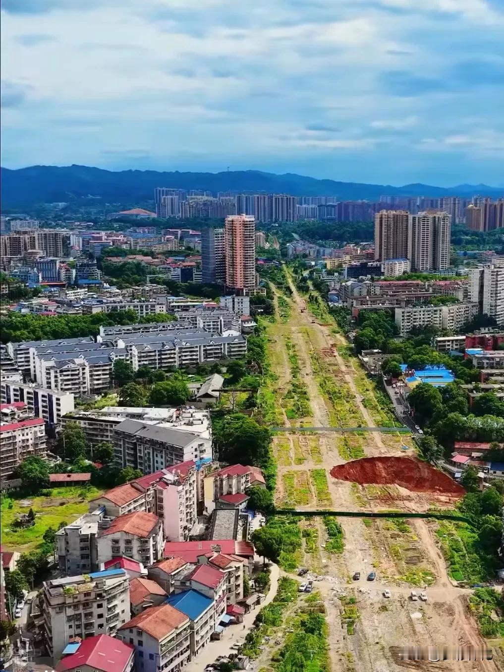 怀化城区新街铁路涵洞拆除开挖工程己完成了一半了，今年7月份可以贯通，届时，湖天片