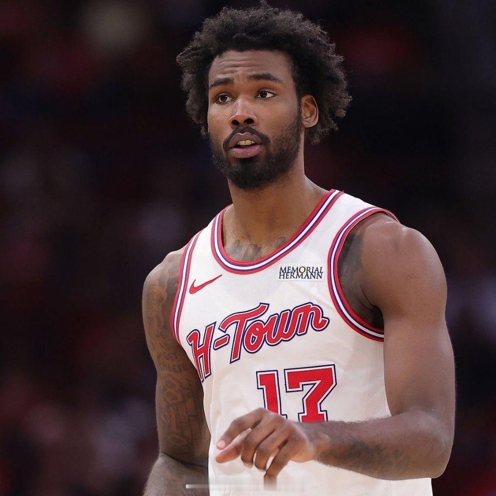 伊森继续选择带病出战今天的比赛！伊森森林狼vs火箭休斯顿火箭