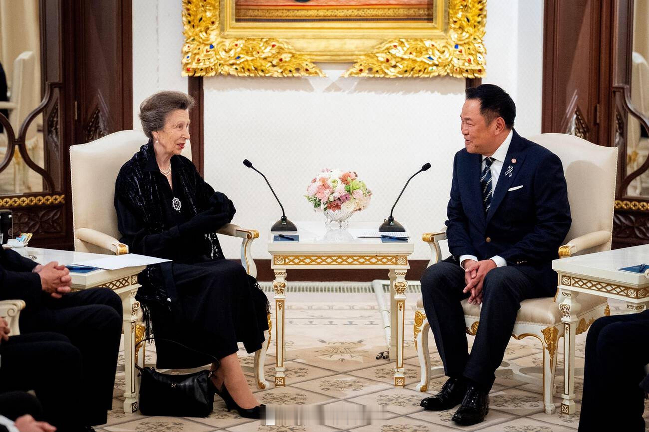 英国王室  今天安妮长公主和蒂莫西劳伦斯爵士在泰国曼谷与泰国总理陈锡尧（即阿努廷