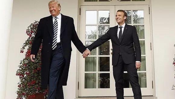 特朗普马克龙他们挺要好的，两人手拉手还和对方伴侣互动友爱。