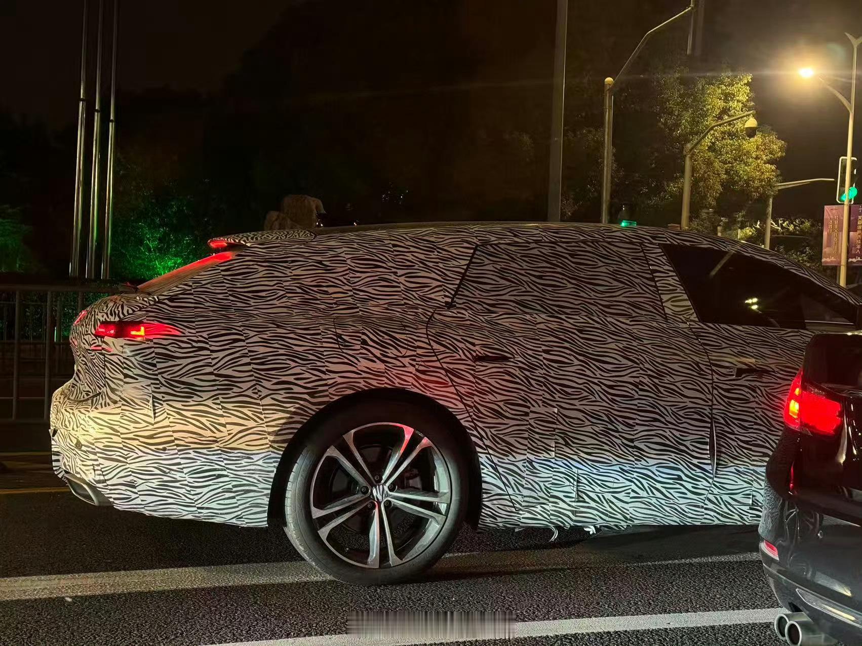 厉害的网友又再传来疑似国产奥迪旅行车在路试。 