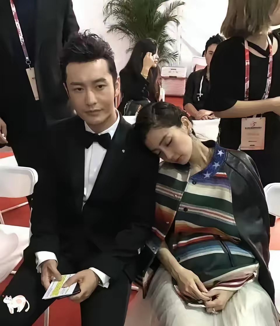 或许这个时候开始就已经不爱了吧！杨颖惯性的把头靠在黄晓明的肩上，可是看黄晓明的眼