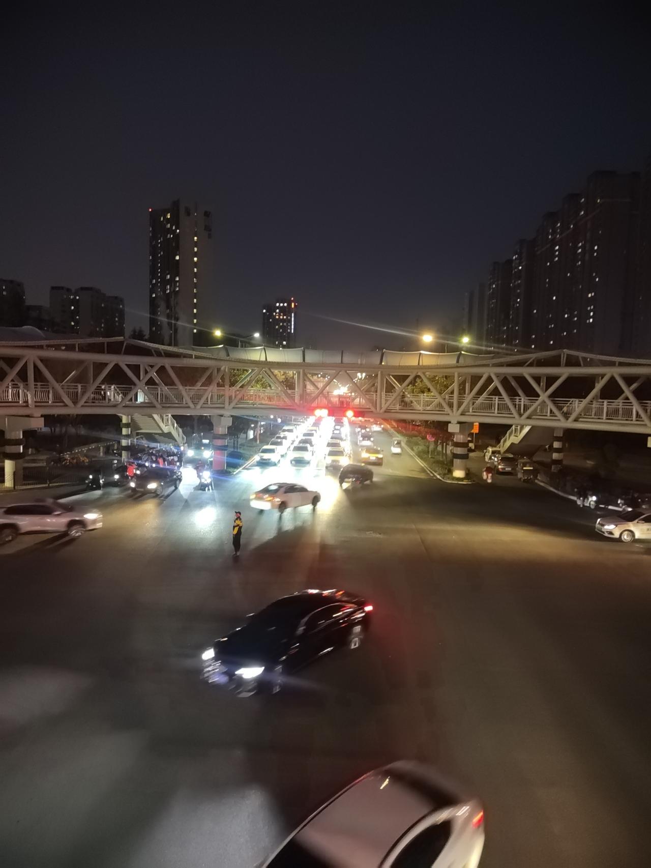 车水马龙，是此时的风景；
一如既往，是无奈的心情！