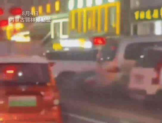 “笑不活了！”内蒙古，一位大爷出门看到奔驰宝马挺拉风，但是他又买不起，于是他就把