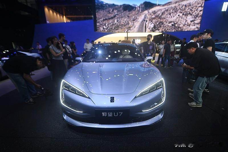 仰望U7的纯电（EV）和插混（PHEV）版本在核心性能、价格和配置上几乎完全一致
