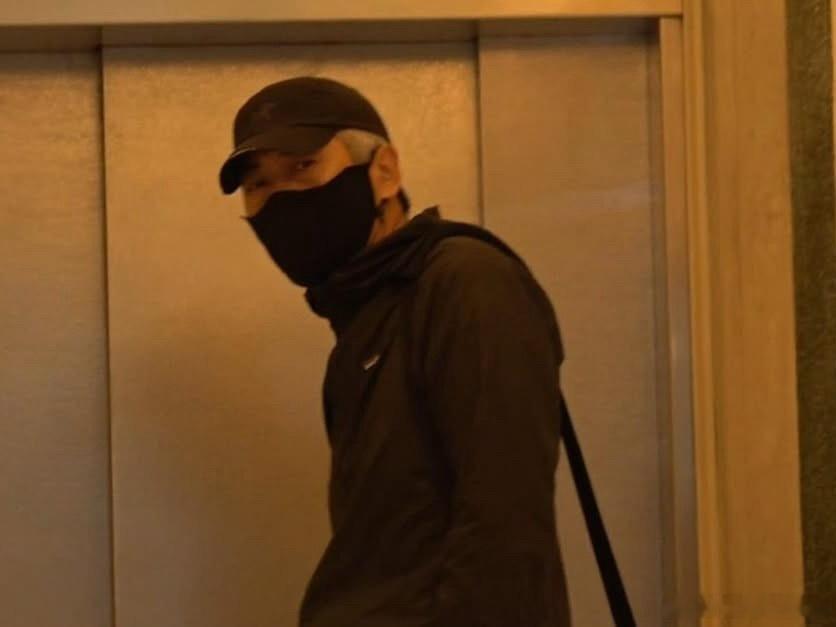 周润发今早到达医院，探望许绍雄。 ​​​