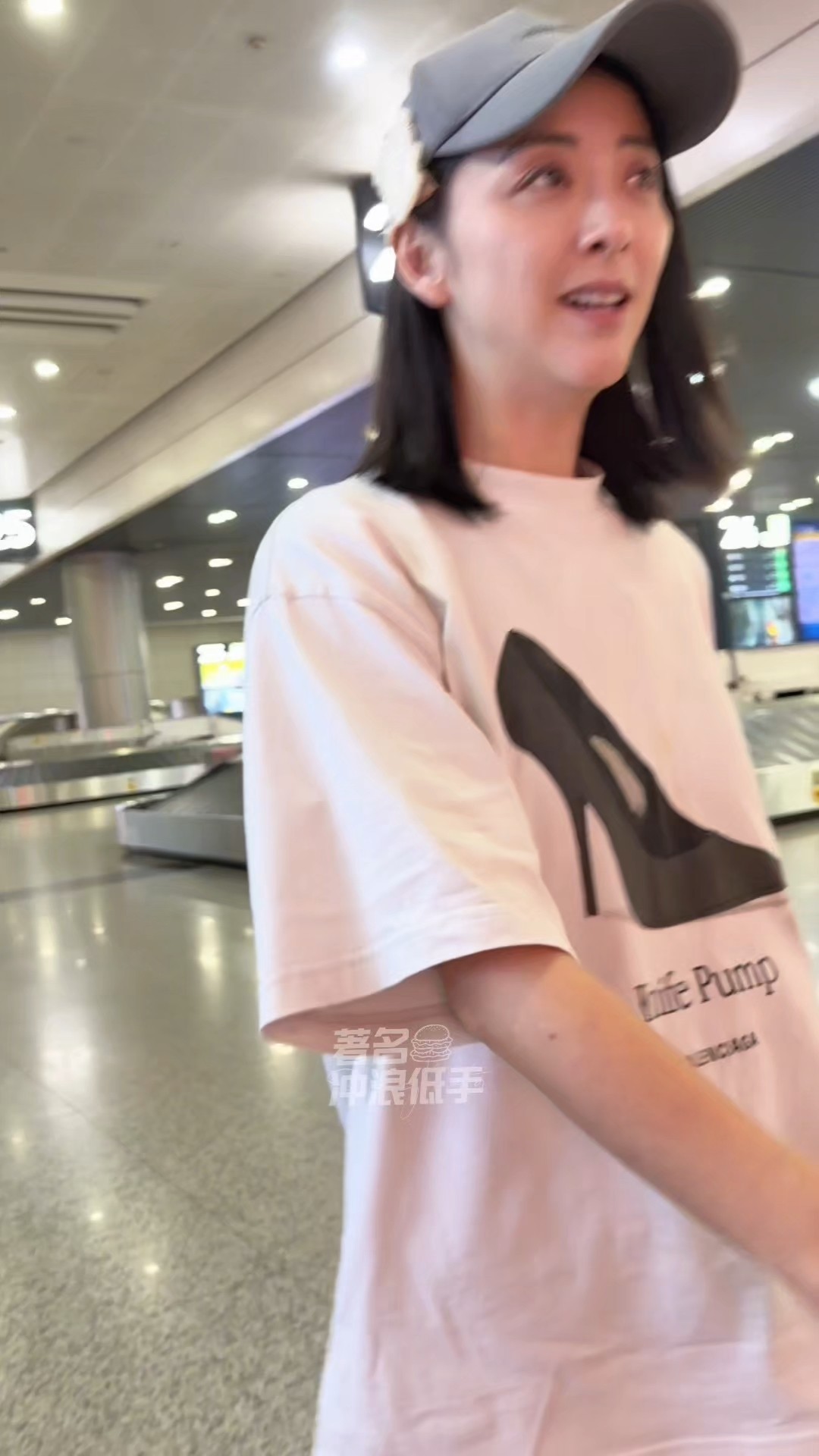 老一辈女演员吻戏没轻没重的 刚刷到粉丝拿这段去问黄小蕾拍了几遍，她居然乐呵呵说“