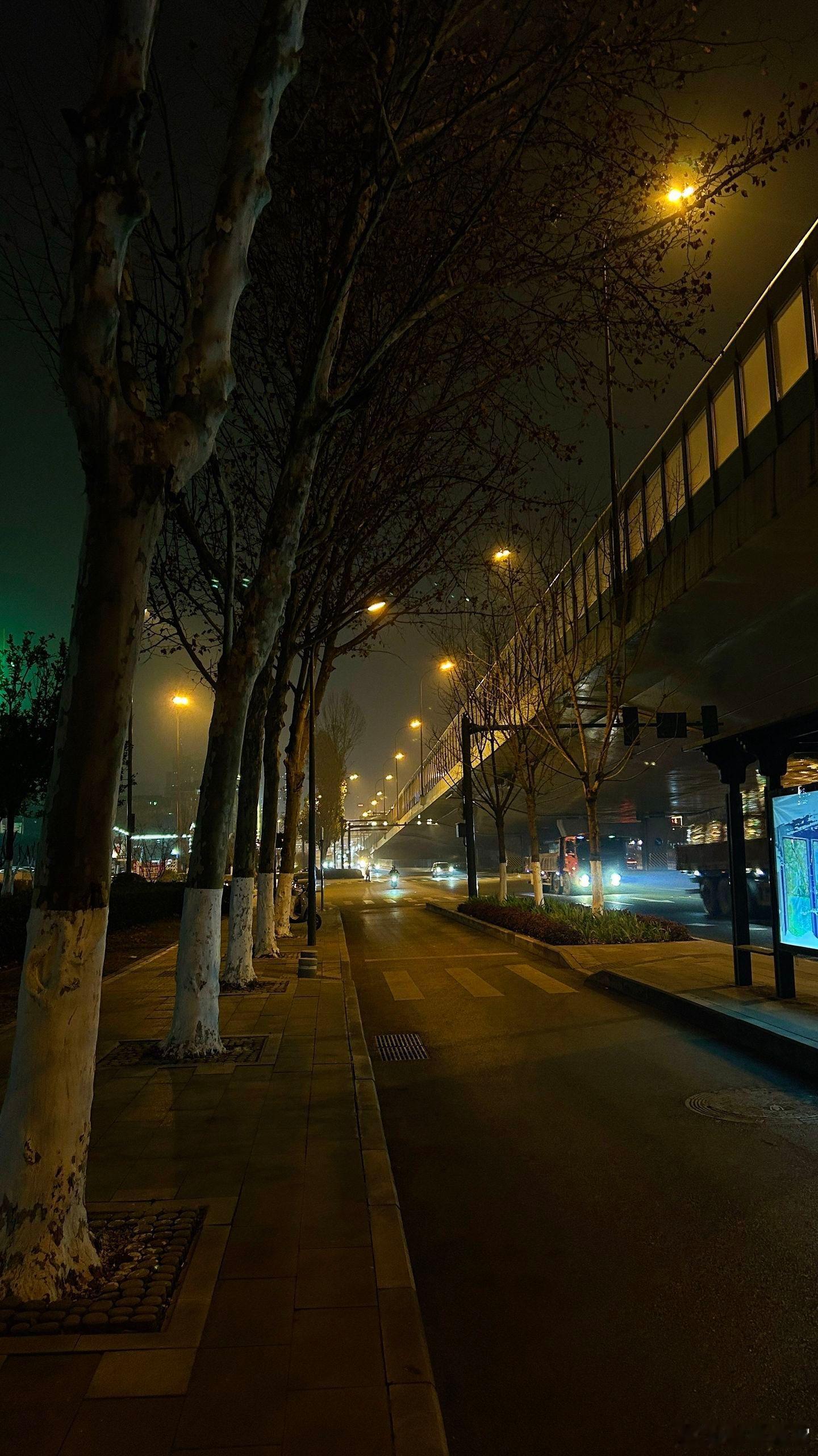 随手拍“每天搬砖，不是为了成为富翁，而是为了证明；砖头再重，也压不垮我的颈椎！搬