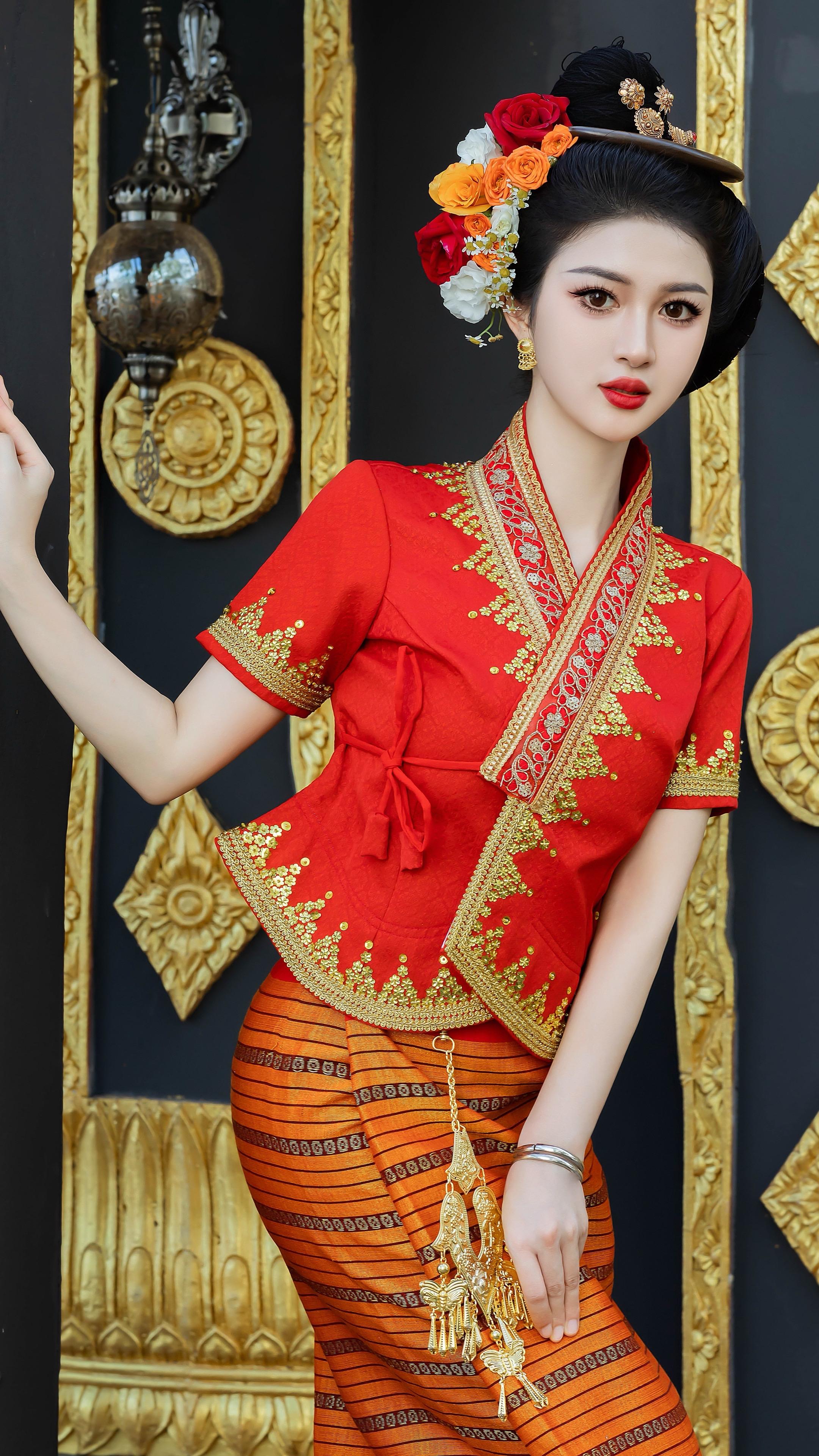 “浓郁的热颂红。”