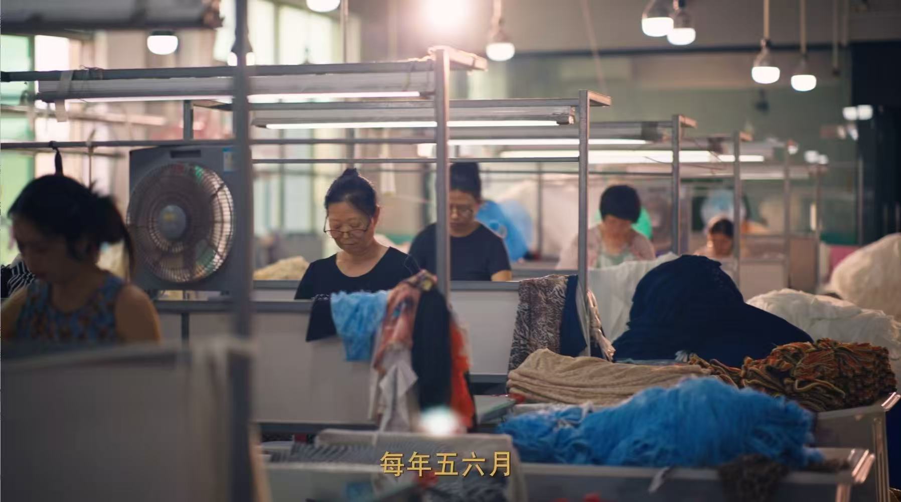 00后女生把牛仔裤卖到全球00后女生太牛了！把牛仔裤卖爆全球，连老外都抢着穿。广