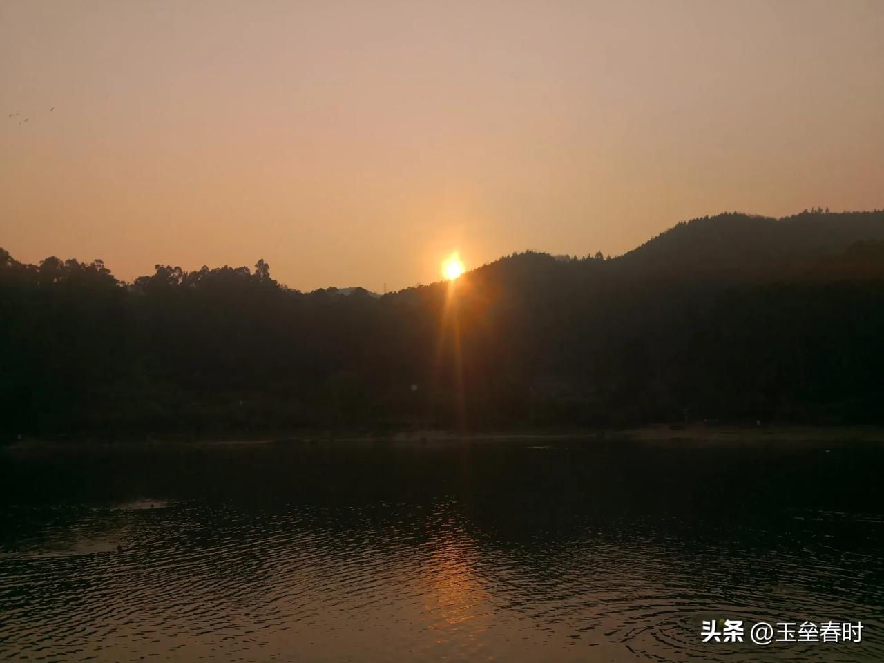 上联：汗流浃背耕田苦，请出下联背向青天面朝土！