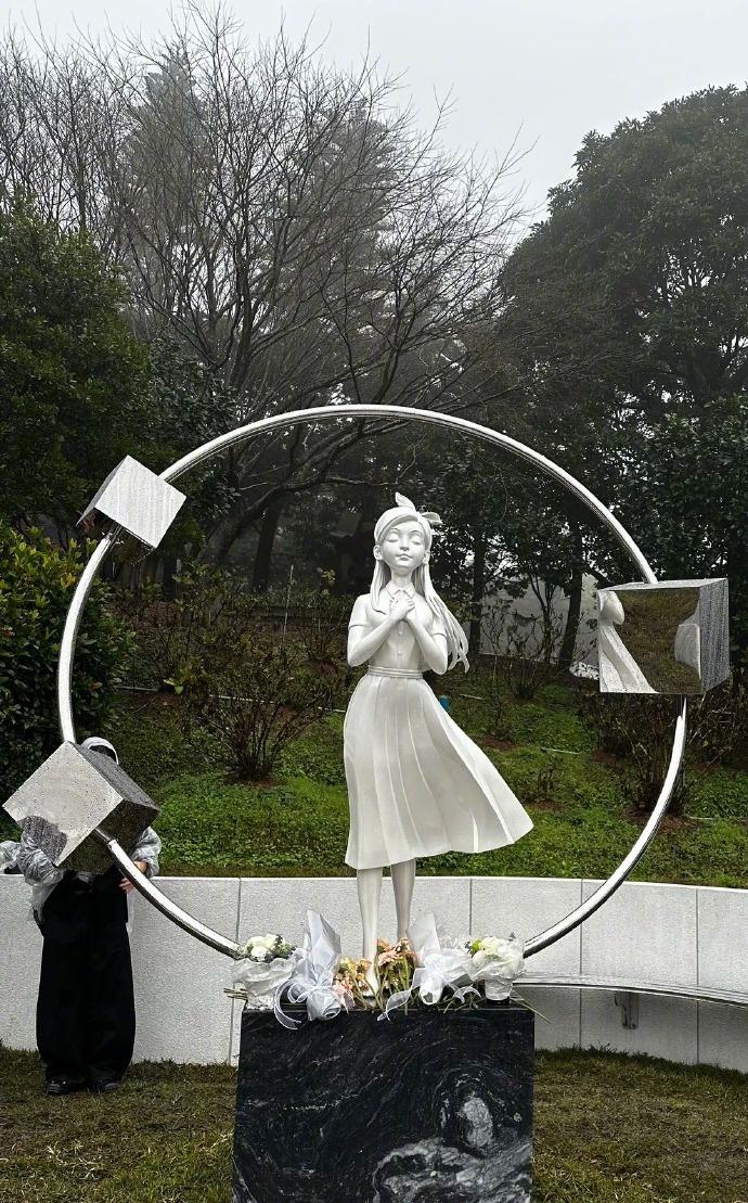 2月3日，@阿雅 分享大S纪念雕像、发长文怀念她，阿雅说具俊晔最懂大S：“坚强之