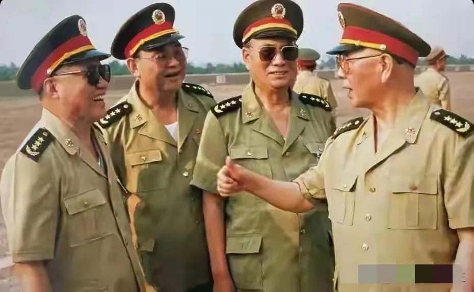 大家有没有发现，这几名上将戴的眼镜有什么特点呢？
感觉在八九十时代，大家都普遍偏