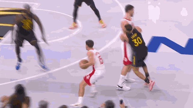 库里核磁共振检查报告出炉，确诊右脚四头肌挫伤和拉伤，一周后复查。
伤告显示库里至