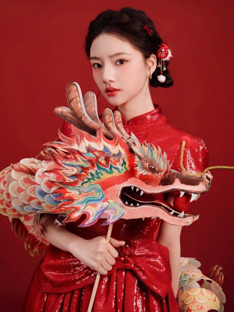 任敏春晚中国娃娃造型  任敏第一次亮相中央电视台春节联欢晚会，中国娃娃造型太可爱