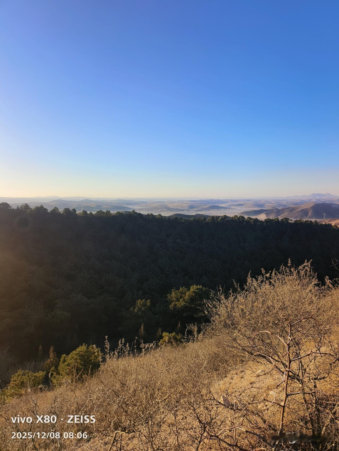 美不美，家乡的山，家乡的水，亲不亲，故乡的人！