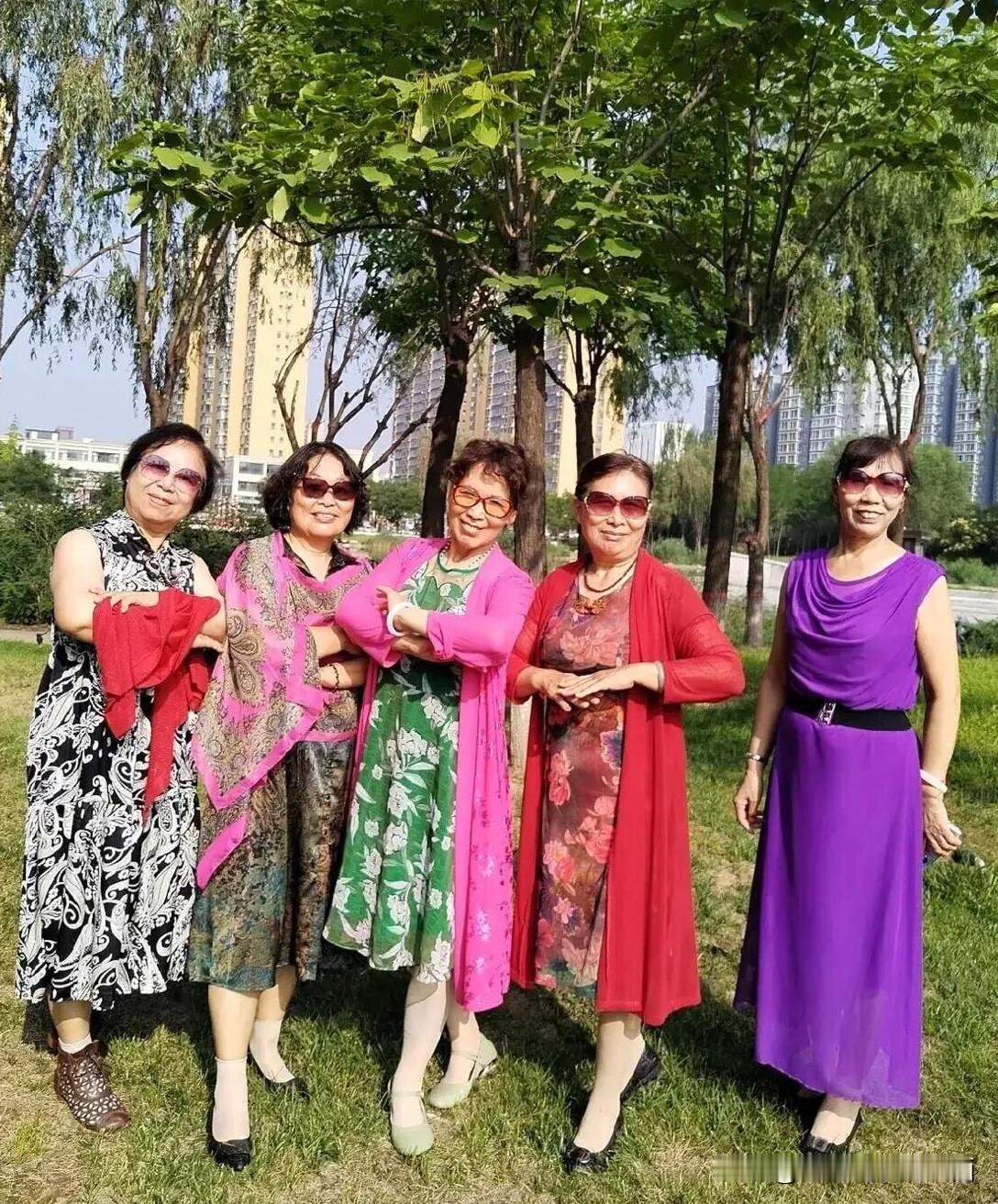 这是几位退休之后的大妈在公园里的一张合影，她们跟大多数跳广场舞大妈一样，喜欢穿的