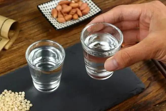 出现这3种信号说明不适合喝酒 喝酒虽能带来快乐，但身体有时会发出信号，提醒咱别喝