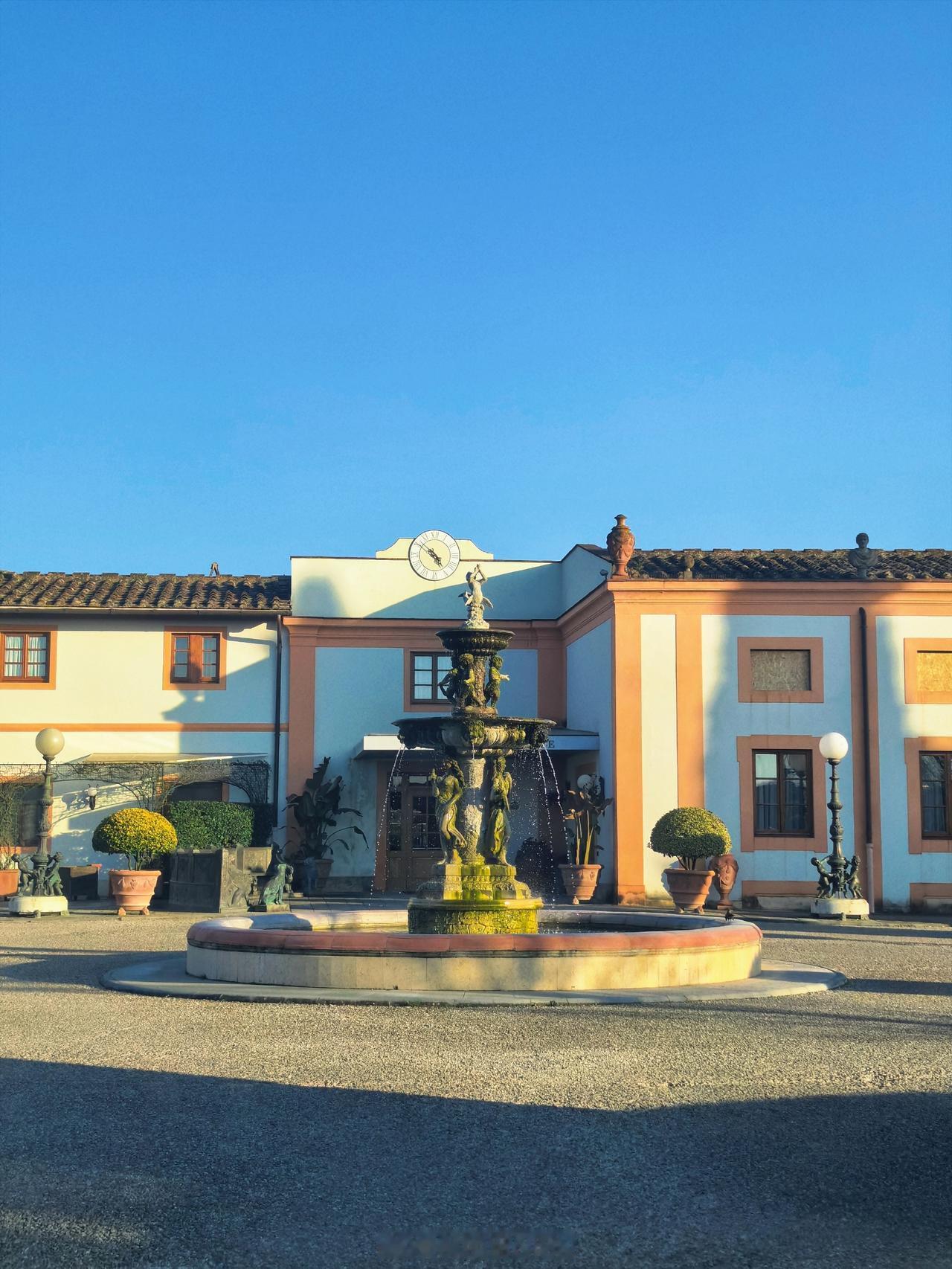 住进佛罗伦萨百年庄园｜Villa Olmi
我开着零跑B10来到了18世纪托斯卡