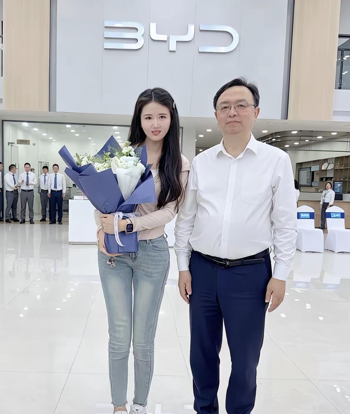 卖一台车，交一个朋友！王传福又亲自交车了。
 7月3日，四川南充比亚迪海洋网某门