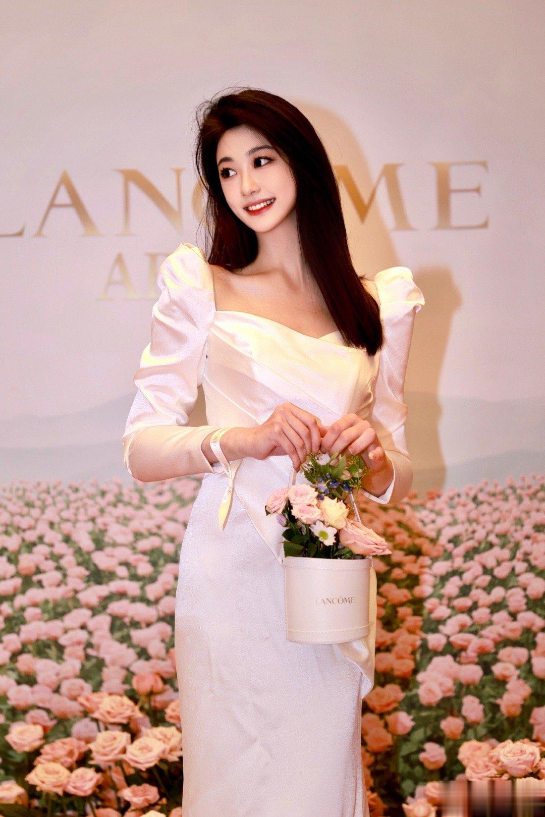 少女的梦里有大海 有日落有蝉鸣不止的盛夏和永不凋零的玫瑰 ​​​