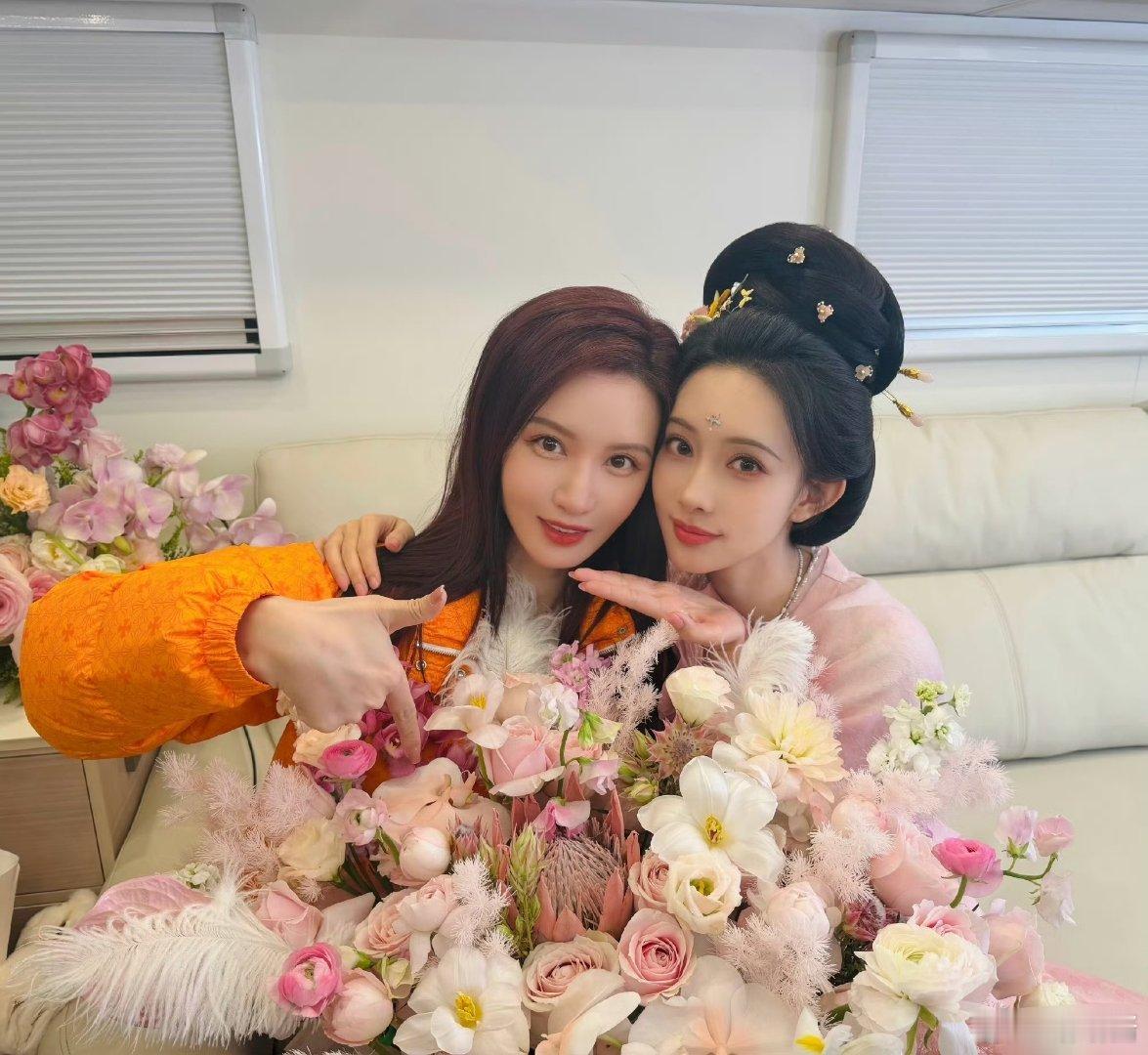 张萌晒合照为孟子义庆生 只能在老板的微博里能看到孟姐的新造型了，张老板请多发点