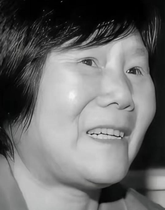 1975年，湖北神农架几名妇女正在田里挖洋芋时，一位女孩因为内急跑去树林中解决，