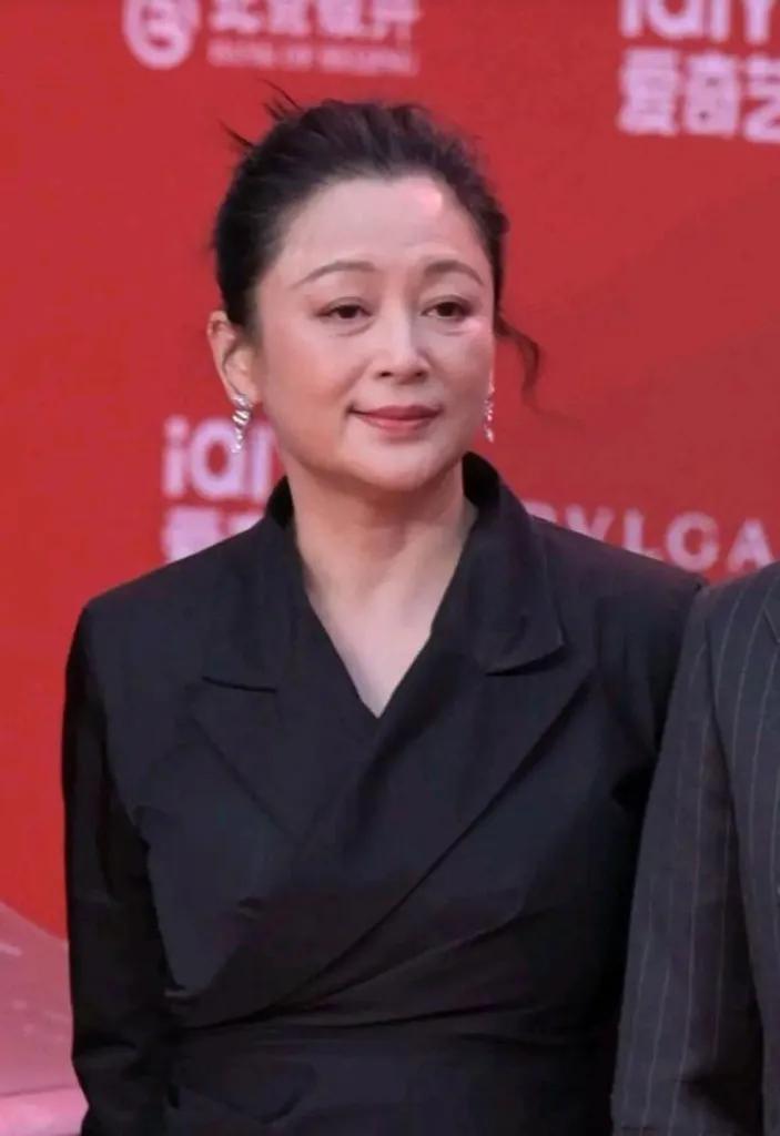 陈凯歌的前女友倪萍和现任妻子陈红，俩人互相吃醋了一辈子，最终还是长成了一个人。
