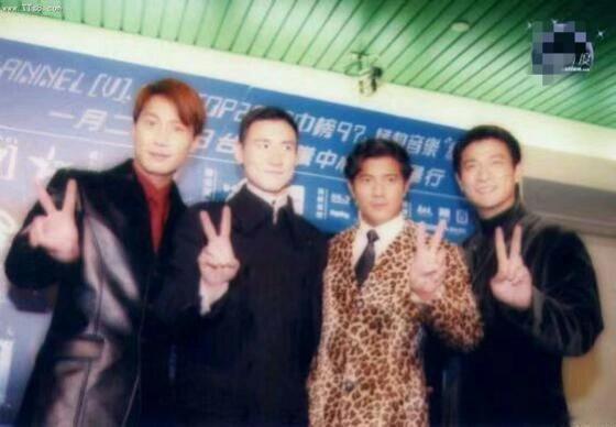 四大天王同框比耶照 ​​​